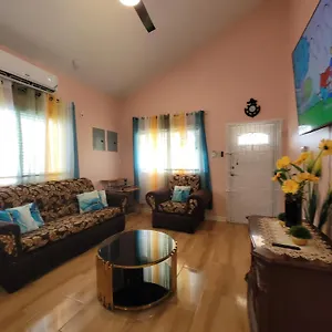Holiday home Comfortable Strategic Quarters, Spanish Town